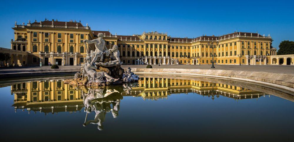 Прекрасный вид знаменитого дворца Шенбрунн в Вене, Австрия