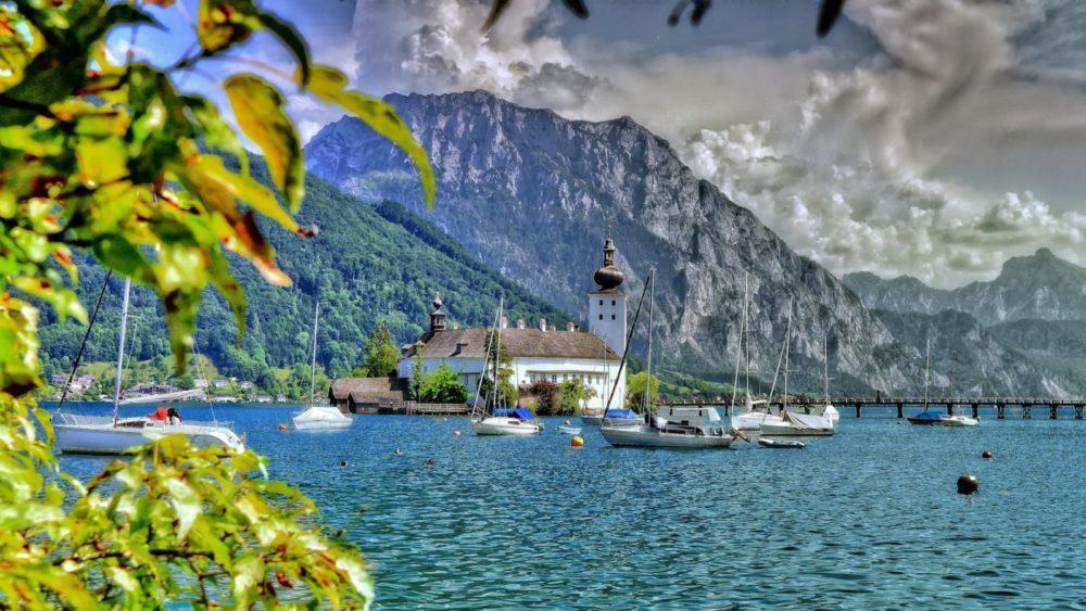 вид горного озера Траунзее летом, Гмунден, Австрия